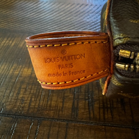 LOUIS VUITTON 
Monogram Trousse Ronde 20 Makeup Case - Picture 11 of 15